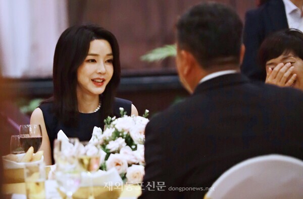 2022년 11월 11일 캄보디아 국빈 방문 당시 열린 재외동포간담회에 참석한 김건희 여사.[박정연 재외기자]