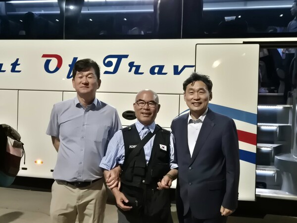 이강근 이스라엘 한인회장(가운데)이 동포들과 함께 카이로에 도착해 박재원 이집트한인회장(왼쪽)과 기념촬영을 하고 있다. [출처=이강근 회장 페이스북]   