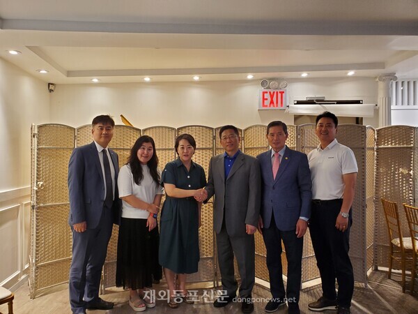 오른쪽부터, 김기용 사무총장, 곽호수 이사장, 이명석 회장, 윤미정 본부장, 박주성 부지사장, 이인수 부장.[뉴욕한인회]
