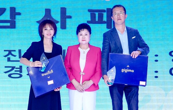 김정순 삼하지회장(가운데)이 이영화 북경지회장(왼쪽)과 양성철 천진지회장에게 감사패를 수여했다. 