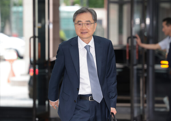 조현 외교부 장관 후보자가 지난 6월24일 서울 종로구에 마련된 인사청문회 준비 사무실로 출근하는 모습. [연합뉴스]
