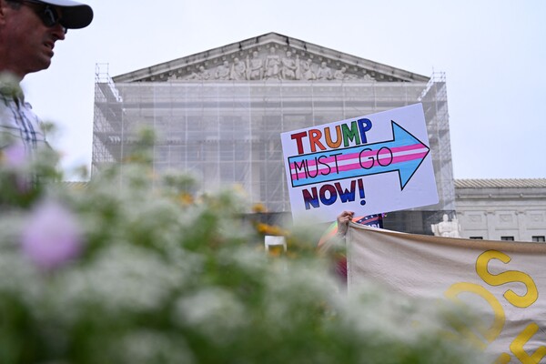 6월27일 미 연방대법원 앞에서 트럼프 정책에 항의하는 시위대 모습. [워싱턴 AFP=연합뉴스]