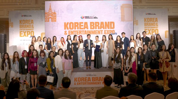 KOTRA는 지난 26일부터 28일까지 카자흐스탄 알마티에서 ‘2025 알마티 미니 한류박람회’를 개최했다. 카자흐스탄 한류 홍보 서포터즈(K-Nomad)와 위촉식 기념 촬영하는 김성수 KOTRA CIS지역본부장(사진 중앙).