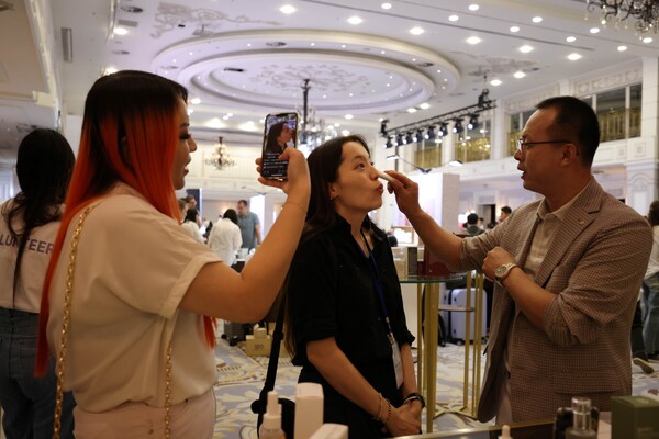 지난 26일부터 28일까지 카자흐스탄 알마티에서 ‘2025 알마티 미니 한류박람회’에서 B2B 수출상담회의을 진행하고 있는 장면.