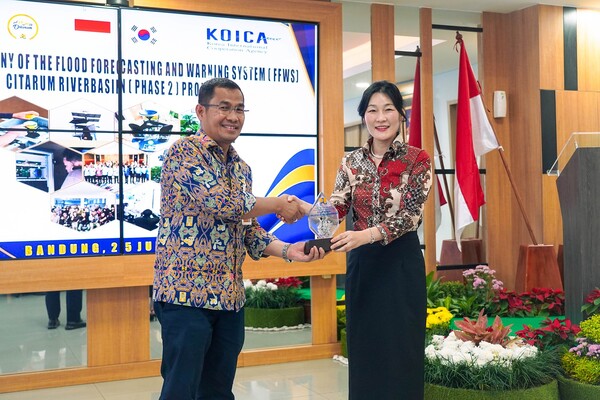 김효진 코이카 인도네시아 사무소장(사진 오른쪽)이 디안 알마루프 인도네시아 찌따룸강유역관리청장으로 부터 감사패를 수상하고 있는 장면