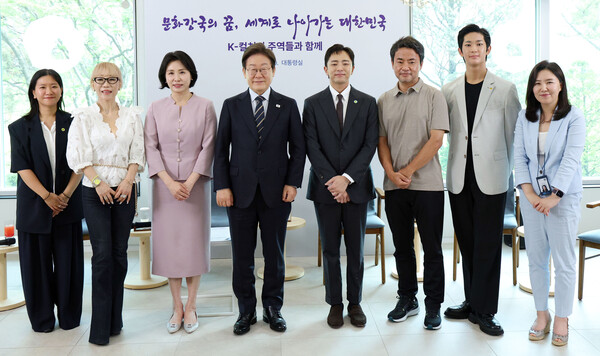  이재명 대통령과 김혜경 여사가 지난 6월30일 서울 용산 대통령실 파인그라스에서 열린 문화예술계 수상자 간담회를 마치며 참석자와 기념촬영을 하고 있다. 왼쪽부터 칸국제영화제 학생부문(라 시네프) 1등상을 수상 허가영 영화감독, 프랑스 문화예술공로훈장'코망되르'를 수훈한 조수미 성악가, 김 여사, 이 대통령, 토니상 6관왕을 석권한 뮤지컬 '어쩌면 해피엔딩' 박천휴 작가, 넷플릭스 드라마 '폭싹 속았수다'를 연출한 김원석 감독, '로잔발레 콩쿠르'에서 우승한 박윤재 발레리노, 강유정 대통령실 대변인. [연합뉴스]