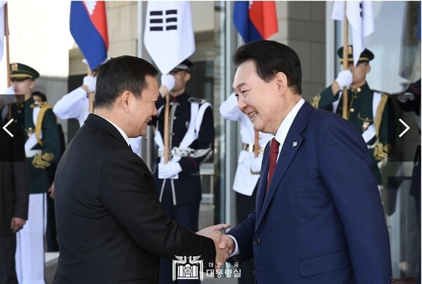지난 2024년 5월 16일 한국을 공식 방문한 훈 마넷 캄보디아 총리가 윤석열 대통령과 악수를 하고 있다. [대통령실]