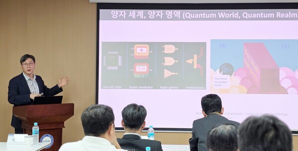 2025년도 제 3회 한중과기포럼에서 '중국 양자컴퓨터의 혁신과 성과 '에 대해 강연하는 김기환 교수. [이나연 재외기자]