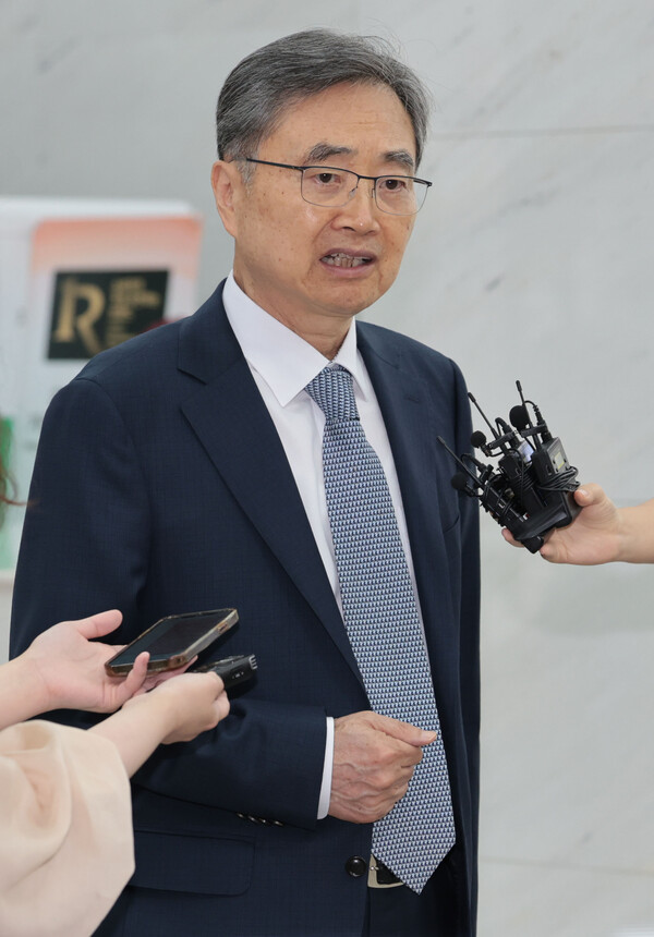 이재명 정부가 외교라인을 전면 교체하는 작업에 착수했다. 사진은 조현 외교부 장관 후보자가 지난 6월24일 서울 종로구에 마련된 인사청문회 준비 사무실로 출근하며 취재진 질문에 답하는 모습. [연합뉴스]
