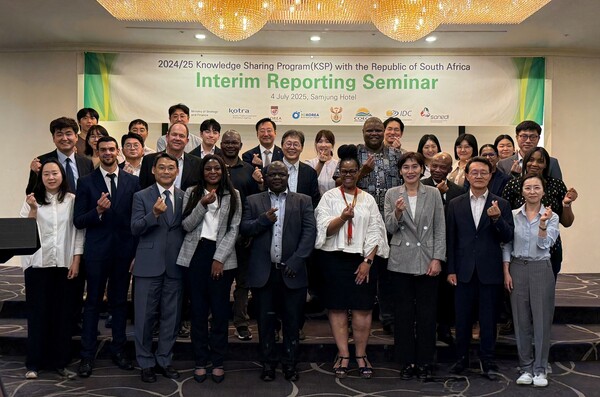 기획재정부와 KOTRA는 7월 4일 서울에서 ‘KSP 남아공 그린수소 산업 발전방안 중간보고회’와 ‘수소 프로젝트 파트너십 세미나’를 개최했다. 사진은 참석자들이 기념촬영을 하는 모습.