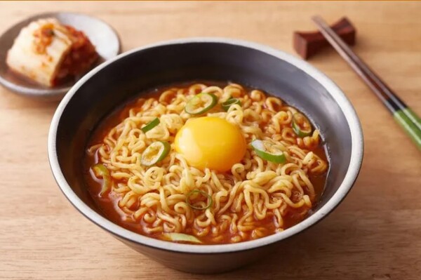 전세계적으로 '매운맛 열풍'을 일으키며 K-라면이 사랑받고 있다.