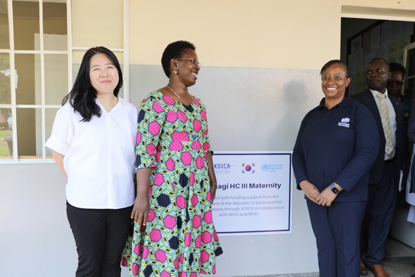 우간다 동부 부소가 지역 '성·생식·모자·청소년 보건 서비스 개선을 위한 보건 시스템 강화사업' 완공식 장면 ​​​​​​​ 