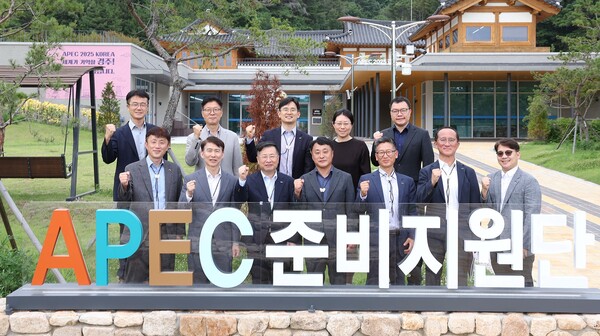 강경성 KOTRA 사장은 4일 경주를 방문해 APEC 2025 연계 경제행사 준비 현장을 점검했다. 강경성 KOTRA 사장(앞줄 왼쪽 세 번째), 이지형 KOTRA 부사장 겸 경제통상협력본부장(앞줄 왼쪽 두 번째), 김상철 APEC 준비지원단장(앞줄 왼쪽 네 번째) 및 주요 인사들이 기념 촬영을 하고 있다.