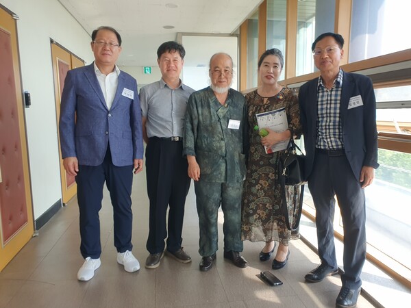 임영언 재외한인학회장(우측 첫번째)이 이날 국제학술회의에 참가한 관계자들과 기념촬영을 하고 있는 장면
