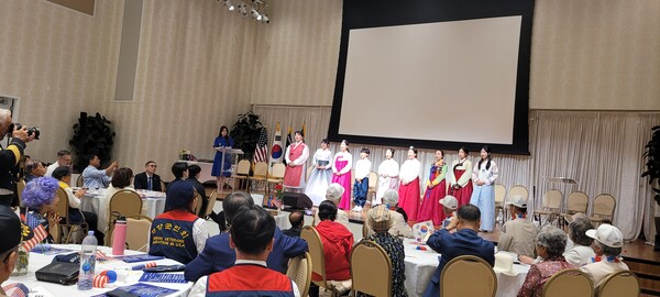 한국전쟁 75주년 기념 및 한미동맹 72주년을 맞아 한국전에 참가했던 미국 서부지역 용사들에게 한국의 청소년들이 '아리랑'을 합창하고 있다.