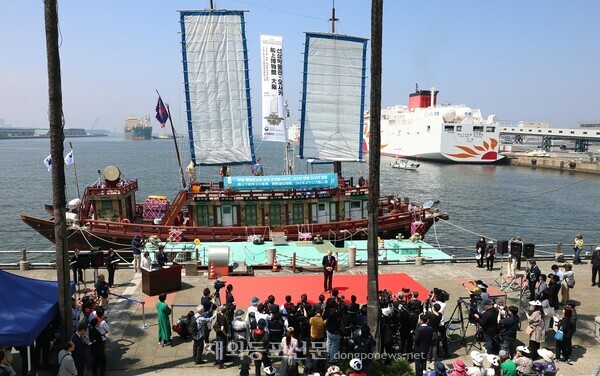 한일 국교 정상화 60주년, 그리고 1764년 마지막 통신사 정박 이후 처음으로 일본 오사카 해상에 조선통신사선이 재등장한 역사적 순간이 펼쳐졌다.