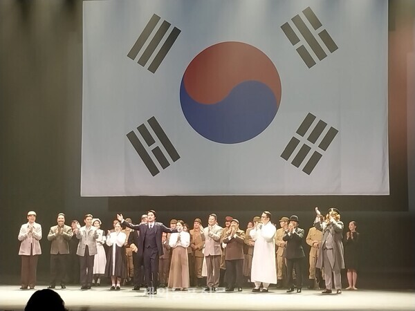 지난 7월11일 오후 10시40분경 오페라 '도산' 공연이 막을 내린뒤 출연진들이 객석을 향해 인사를 하고 있다. 맨 앞에 선 배우가 주연인 '안창호'역의 배우 백인태.  