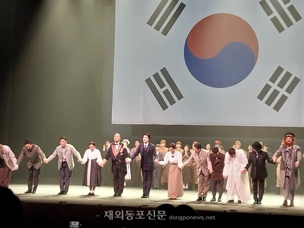 오페라 '도산' 배우들이 공연이 끝난뒤 객석을 향해 인사하는 모습.  