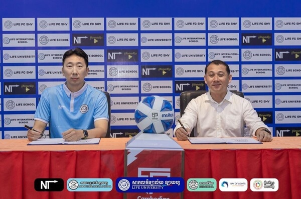 캄보디아 1부 리그 라이프 FC 새 감독이 된 허재원 감독(41. 좌측). 최근 이 구단은 한국인 선수 3명을 영입했다고 공식 발표했다. [더에프매니지먼트]