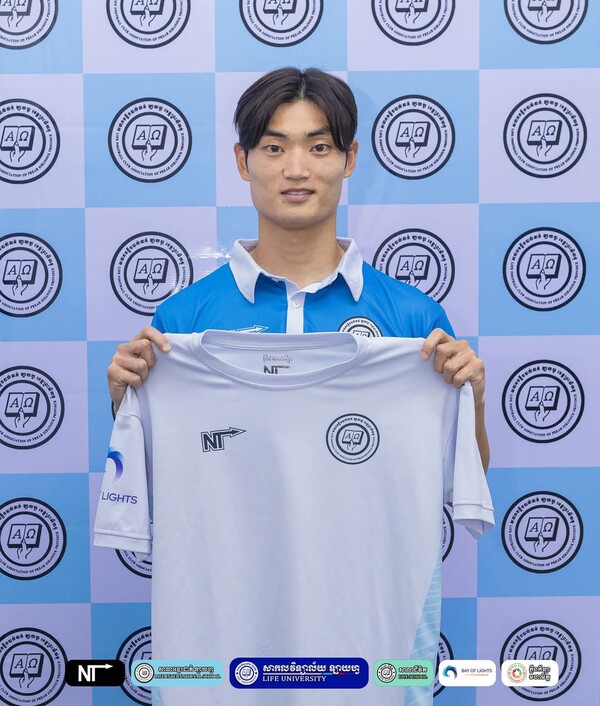 최근 캄보디아 라이프 FC에 입단한 오태균 선수가 새 유니폼을 들고 기념촬영을 하고 있다. [더에프매니지먼트]