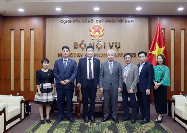 NGUYEN MANH KHUONG 내무부 차관은 지난 11일 베트남코참연합회 일행과의 면담을 통해 한국계 기업의 애로사항을 청취하고 앞으로 외국인 고급인력 유치 등 관련 제도를 개선하는데 앞장서겠다고 밝혔다. (사진 왼쪽에서 3번째가 김년호 회장 네번째가 NGUYEN MANH KHUONG 베트남 내무부 차관)