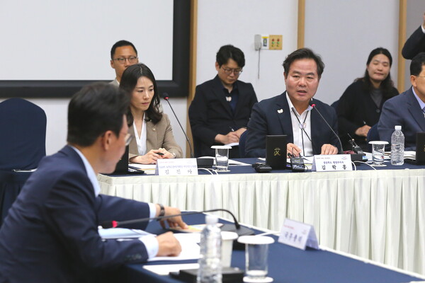 김학홍 경북도 행정부지사는  지난 11일 경북을 방문한 김민석 총리에게 APEC의 성공적 개최를 위해 새정부 국정과제에 우선 반영해 달라고 요청했다.