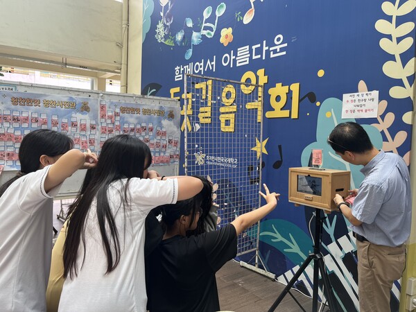 호치민시한국국제학교(교장 김명환) 초등부 학생들이 ‘칭찬 한 컷 칭찬사진관’ 행사를 개최했다. 학생들은 서로에게 따뜻한 말을 전하고 함께 사진을 찍으며 잊지 못할 시간을 보냈다.