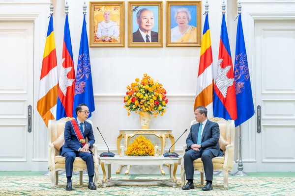 지난 7월 16일 이임을 앞두고 박정욱 주캄보디아대사가 훈 마넷 총리를 예방했다. 이 자리에서 박대사는 캄보디아 정부로부터 그간의 공로를 인정받아 훈장을 수여받았다. [캄보디아정부]