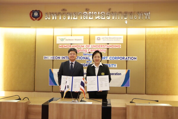 지난 18일 오후 2시(한국시간 오후 12시) 태국 북부방콕대에서 개최된 교육 협력 MOU 체결식에 인천국제공항공사 신가균 경영본부장(사진 왼쪽)이 태국 북부방콕대 부총장인 난타나 차와시리쿨톤 부총장 (Dr. Nantana Chawasirikulthon) (사진 오른쪽)과 교육 협력 양해각서를 체결하고 기념촬영을 하고 있다.