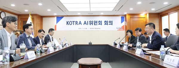 KOTRA는 21일 ‘KOTRA AI위원회’를 신설하고, 수출 1조 달러 시대를 위한 AI 활용 수출지원체계 개선과 국가 AI 생태계 글로벌화 지원에 본격적으로 나선다. 강경성 KOTRA 사장(오른쪽 줄 왼쪽에서 세 번째)이 ‘KOTRA AI위원회’에서 발언하고 있다.