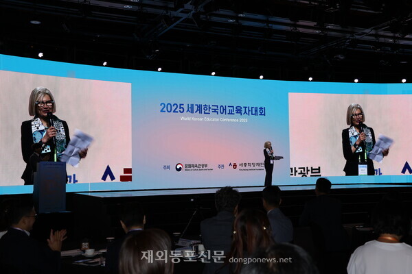 에밀리아 가토 주한 이탈리아 대사가 한국어로 축사를 하는 모습. 