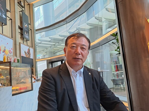 지난해 6월 말레이시아 쿠알라룸푸르의 한 호텔에서 개최된 아시아한상대회장에서 전흥배 당시 재일본한인회총연합회장이 본지 인터뷰에 응하고 있는 모습.