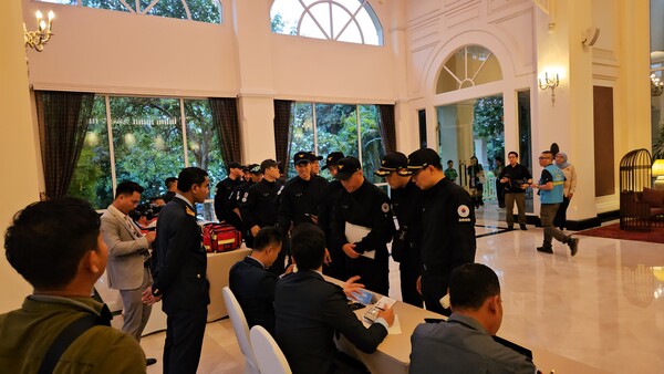 KDRT 국제구조팀 참가자들이 재난구조 장비에 대해 설명하고 있다.