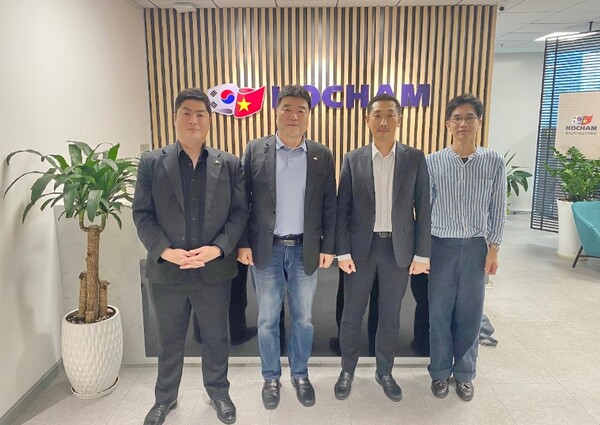 ‘2025 충청남도·TJB 베트남 비즈니스 매칭데이’를 앞두고 베트남한인상공인연합회와 충청남도 베트남사무소 간 실무협의에서 참석자들이 기념촬영을 하고 있다. [코참연합회] 