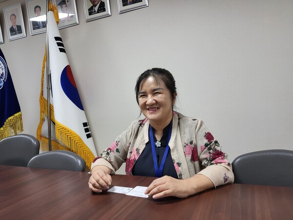 지난 7월10일  오사카금강인터네셔널소중고등학교에서 윤유숙 교장이 인터뷰 도중 밝게 웃고 있다. 