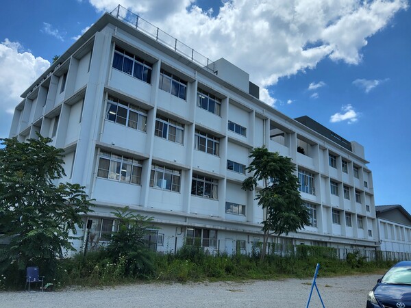 오사카금강인터네셔널소중고등학교의 4층짜리 건물.