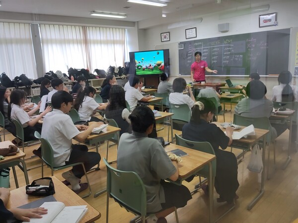 오사카인터네셜널소중고등학교 학생들이 수업을 하고 있는 장면.