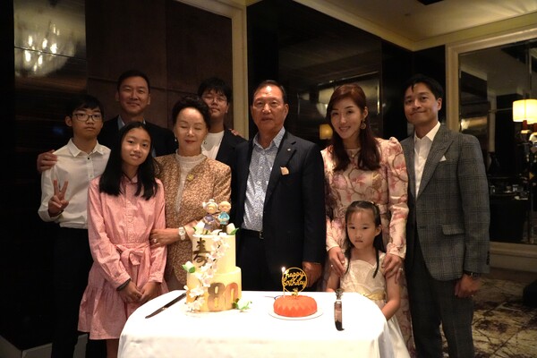 정영수 CJ글로벌경영 고문이 지난 7월20일 싱가포르에서 산수연 및 출판기념회를 갖고 가족들과 기념촬영을 했다.(앞줄 왼쪽에서 세번째 정영수 고문, 뒷줄 두번째가 정종환 CJ ENM 콘텐츠·글로벌 총괄)