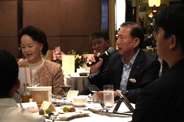 정영수 CJ그룹 글로벌경영고문(사진 중앙)이 지난 7월20일 싱가포르  한 호텔에서  열린 '산수연 및 My Odyssey 출판기념회'에서 인사말을 하고 있다,