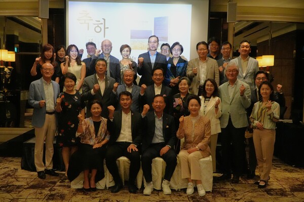 지난 20일 정영수 CJ그룹 글로벌경영고문이 싱가포르 현지의 한 호텔에서 산수연 및 'My Odyssey' 출판 기념회를 개최한 뒤 참가자들과 기념촬영을 하고 있다. (사진 앞줄 오른쪽에서 두번째가 정영수 고문, 첫번째는 정영수 고문의 아내인 강안나 시인)