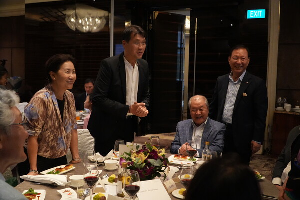 7월 20일 정영수 CJ그룹 글로벌경영 고문이 싱기포르 한 호텔에서 개최된 '산수연 및 출판기념회'에 참석 인사들과 인사를 나누고 있다.