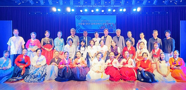 제3회 ‘우리말사랑 한중 시낭송 예술제’ 참가자들이 기념촬영을 하고 있다.