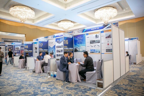  ‘KOREA-ASEAN Maritime Week’에서 국내기업과 해외 바이어가 상담을 진행하는 모습.