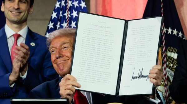 관세 협상 합의문을 공개하고 있는 미국 트럼프 대통령.  [사진=게티이미지, 엑시오스]