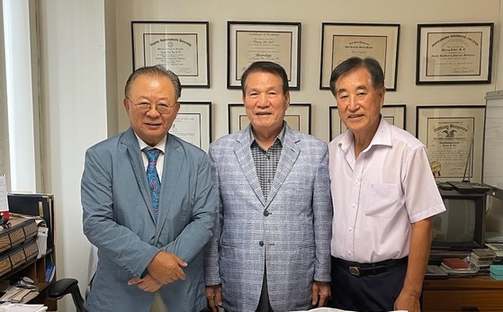 뉴욕한인회 산하 차세대교육위원회 위원장으로 추대된 김용선 전 뉴욕한인네일협회 회장(사진 가운데)