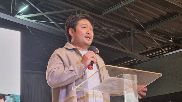  박두현(Daniel Park) 총괄 셰프 및 공동 운영자가  특별강연을 하고 있는 장면