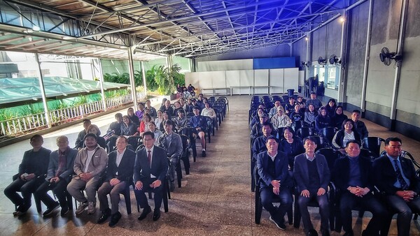 한브장학회 장학금을 수상한 한인차세대 30여명이 기념촬영을 하고 있다