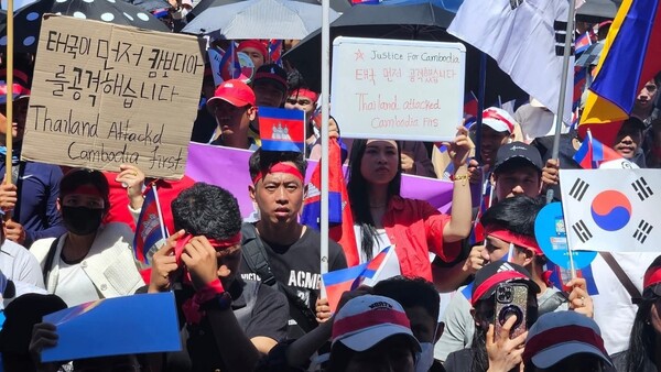 지난 달 말 양국간 무력출동 당시 한국과 미국, 호주, 뉴질랜드 등에 거주하는 캄보디아 공동체 구성원들이 '태국이 먼저 공격했다'는 피켓을 들고 정의를 요구하는 시위를 벌였다. 사진은 서울 종각에서 열린 시위 집회 모습. [현지 페이스북 사진]