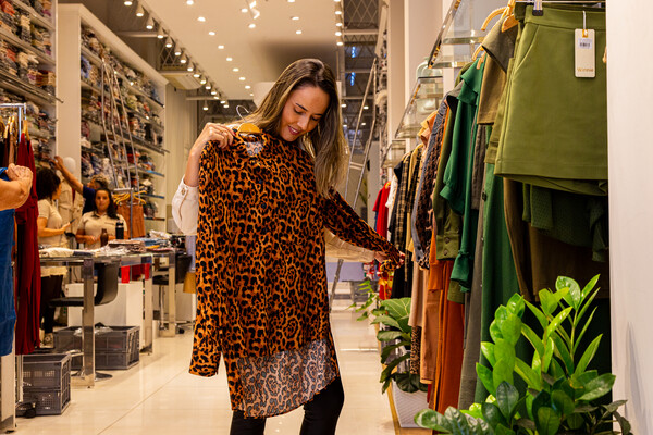 브라질 상파울루주 봉헤찌로에 소재한 한인의류 매장에서 한 고객이 옷을 들고 자신과 맞는지 체크하고 있다.