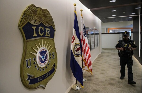 연방정부 건물의 ICE 본부. (출처=AFP, 뉴욕타임스)
